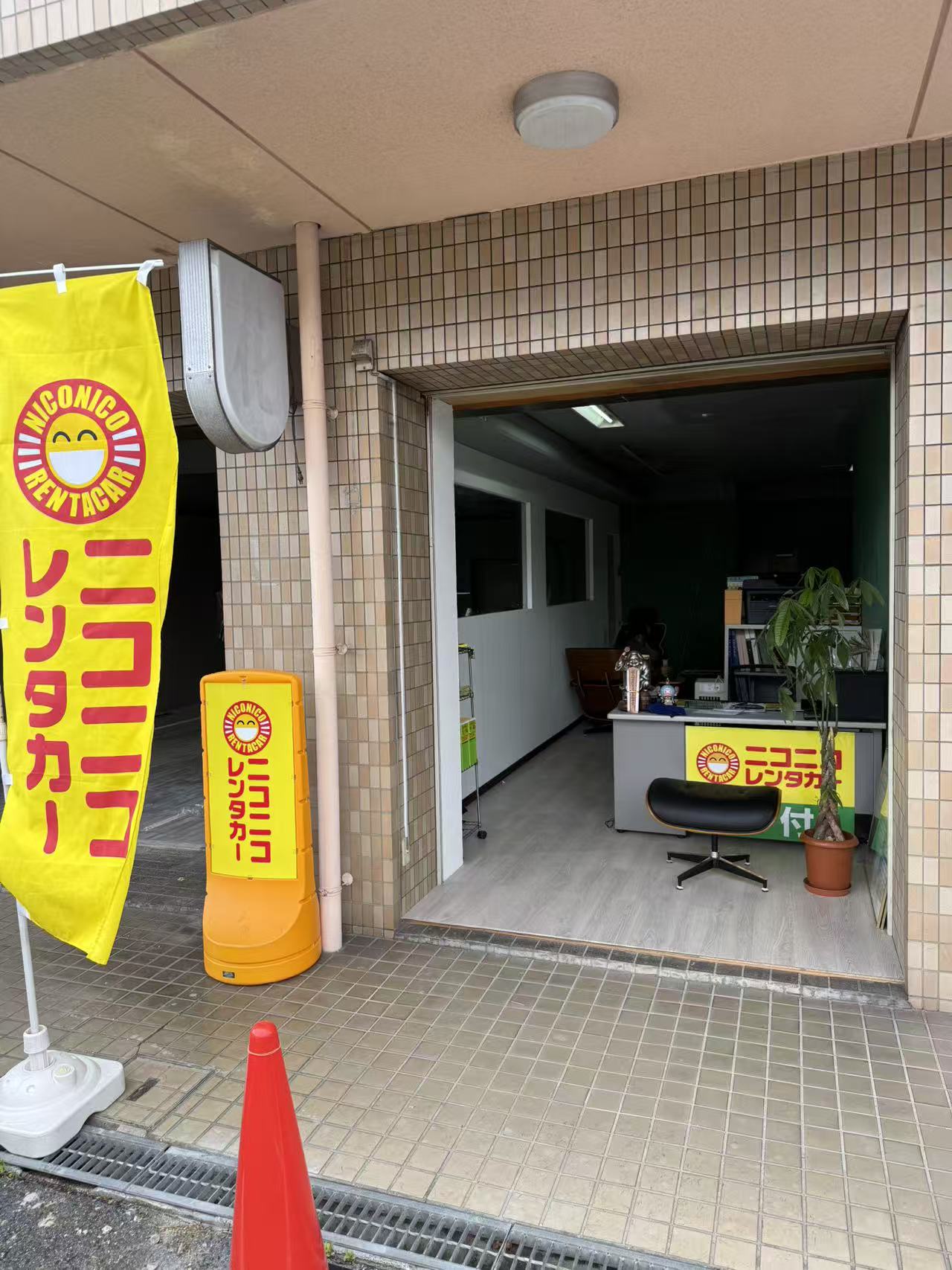 レンタカー店舗入口